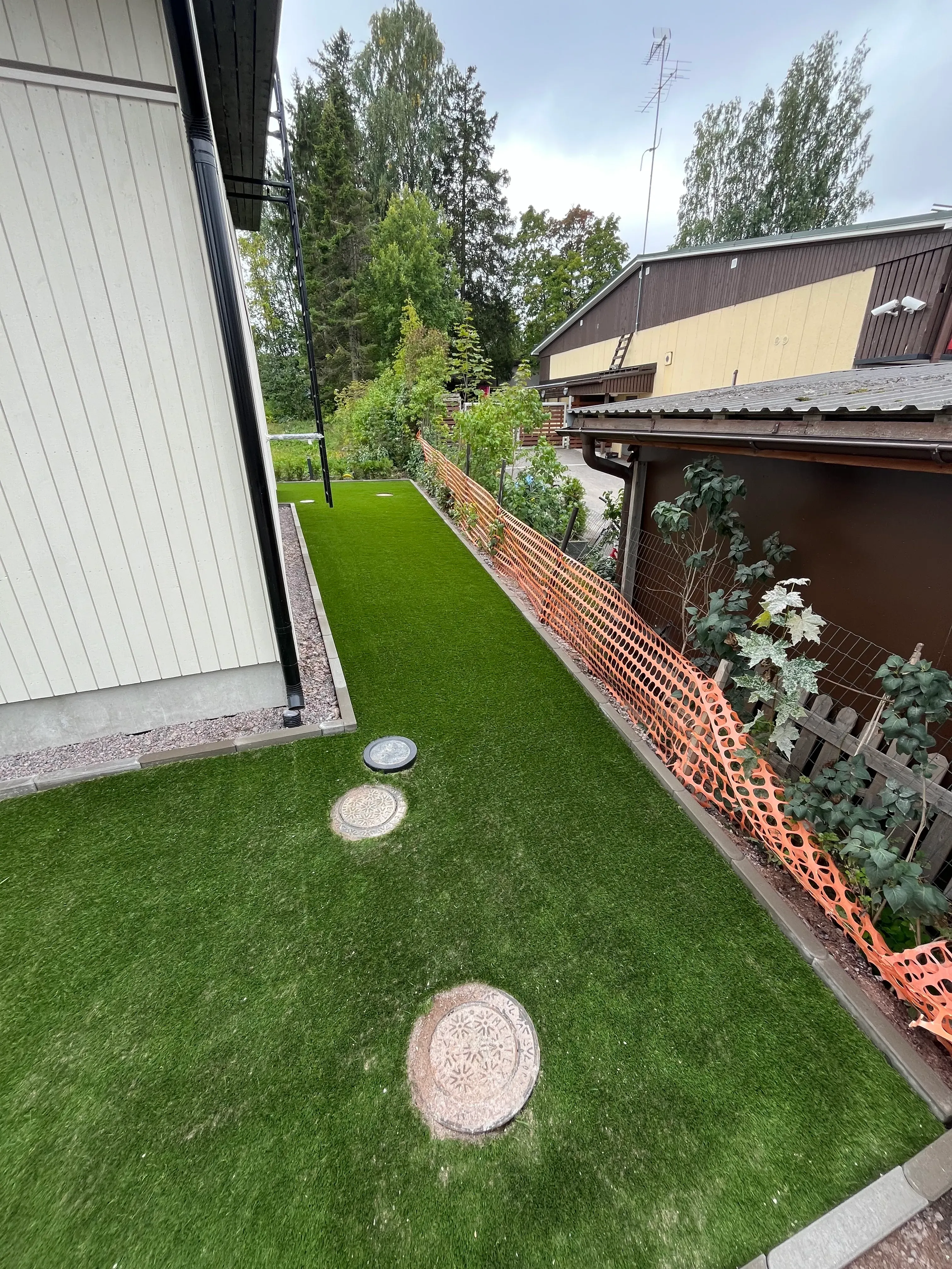Viimeistelty tekonurmen reunustus pihalla